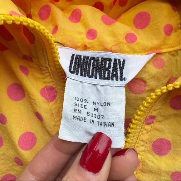 VINTAGE UNIONBAY Yellow Raincoat/windbreaker with Hood and Polka Dot Pattern